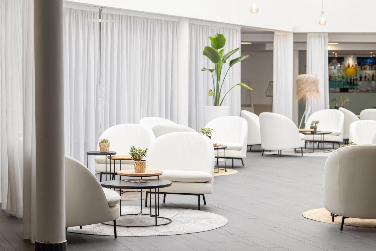 Coin salon dans l'établissement Hôtel Serge Blanco - Relais Thalasso & Spa