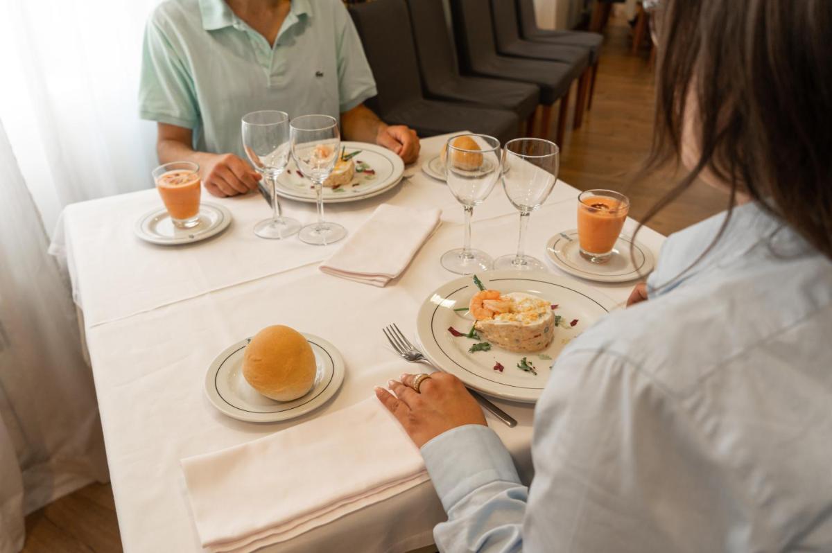 Comida en o cerca de este hotel