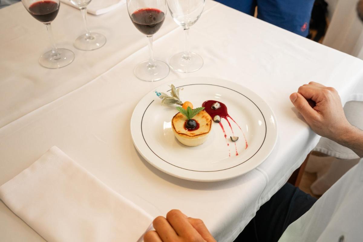 Comida en o cerca de este hotel