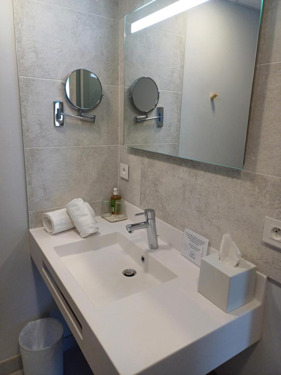 Salle de bains dans l'établissement Eco-Domaine La Fontaine - HOTEL-SPA - 300 m Plage de la Fontaine aux Bretons