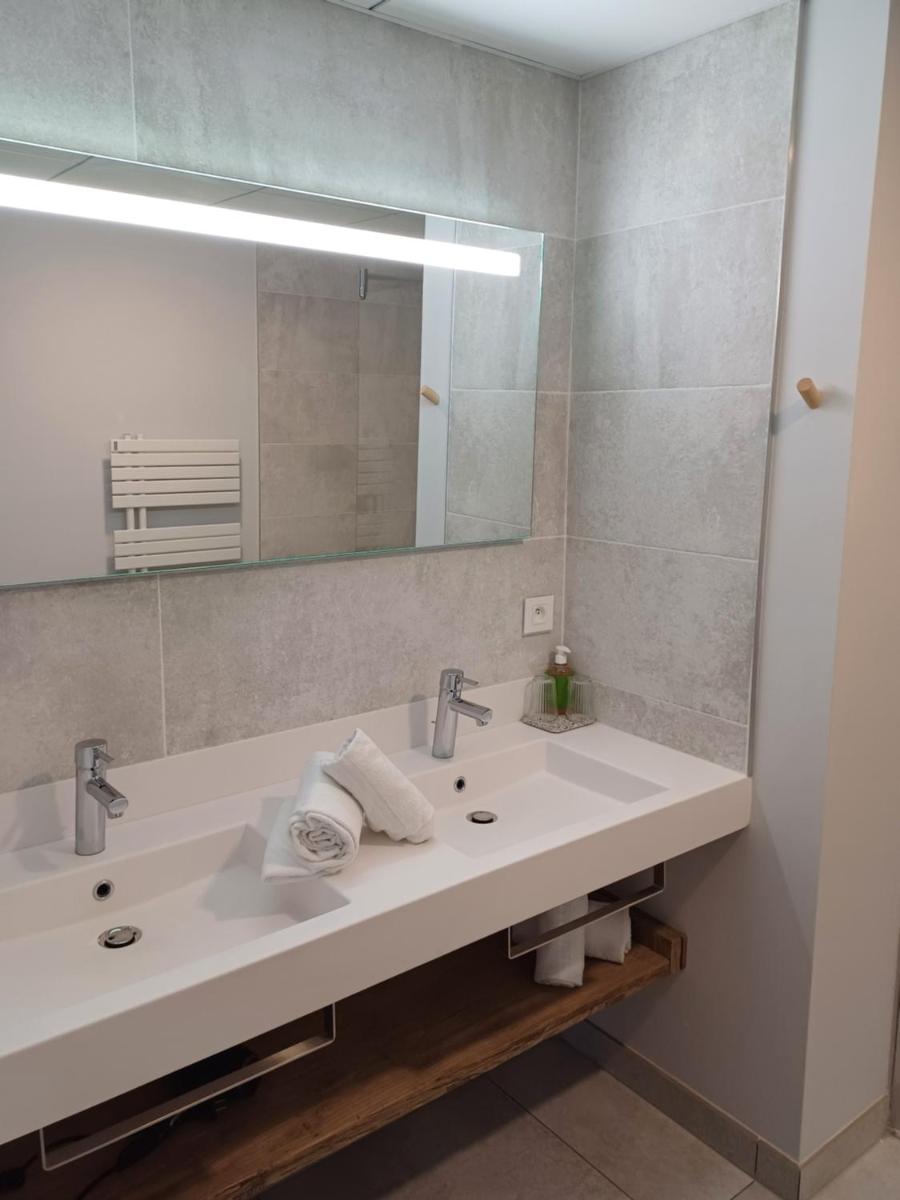 Salle de bains dans l'établissement Eco-Domaine La Fontaine - HOTEL-SPA - 300 m Plage de la Fontaine aux Bretons
