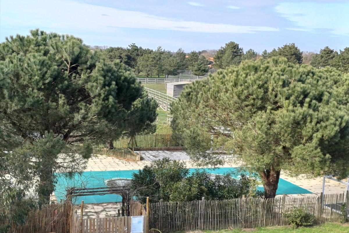 Piscine de l'établissement Eco-Domaine La Fontaine - HOTEL-SPA - 300 m Plage de la Fontaine aux Bretons ou située à proximité