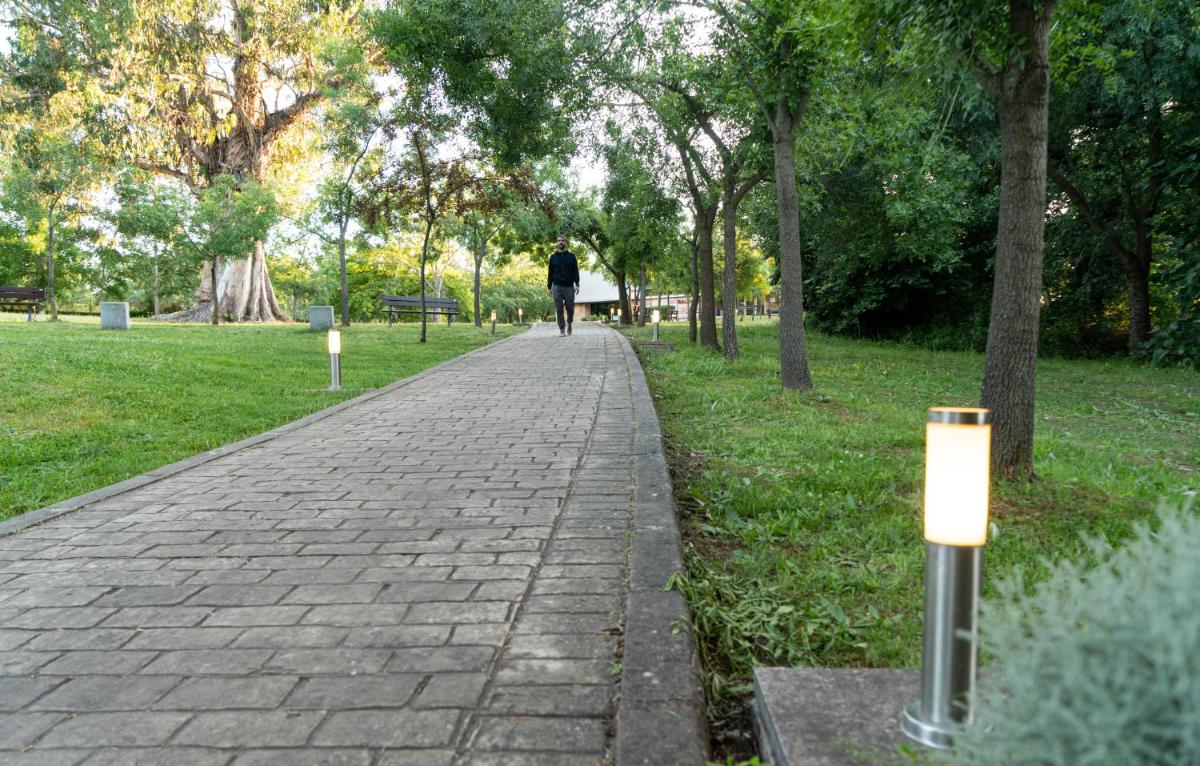 Jardín al aire libre en Salugral Termal Resort