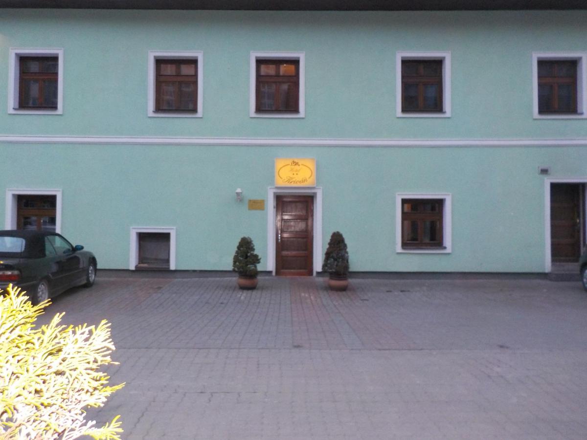 Hotel Kriváň - Housity