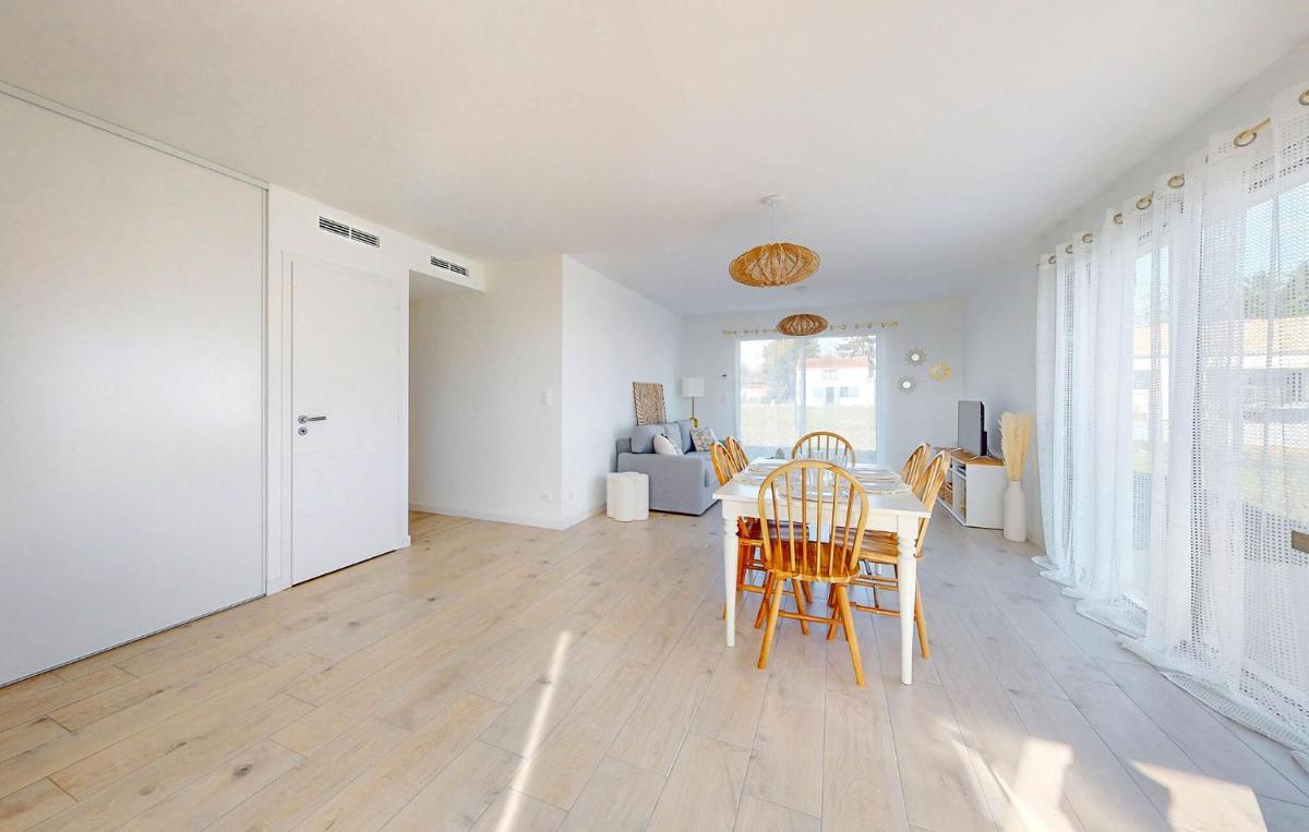 Gorgeous Home In Les Magnils-Reigniers With Wifi - Housity