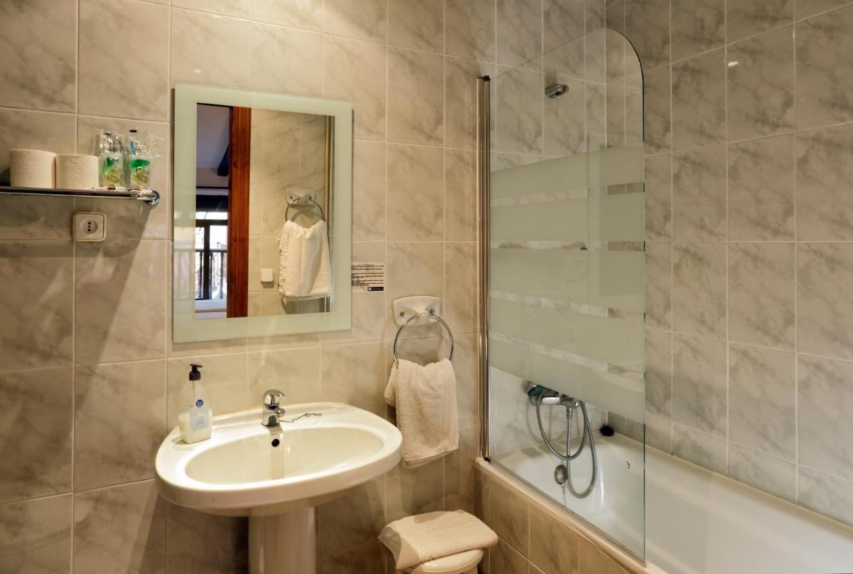 Hostal i Apartaments Populetus - Housity