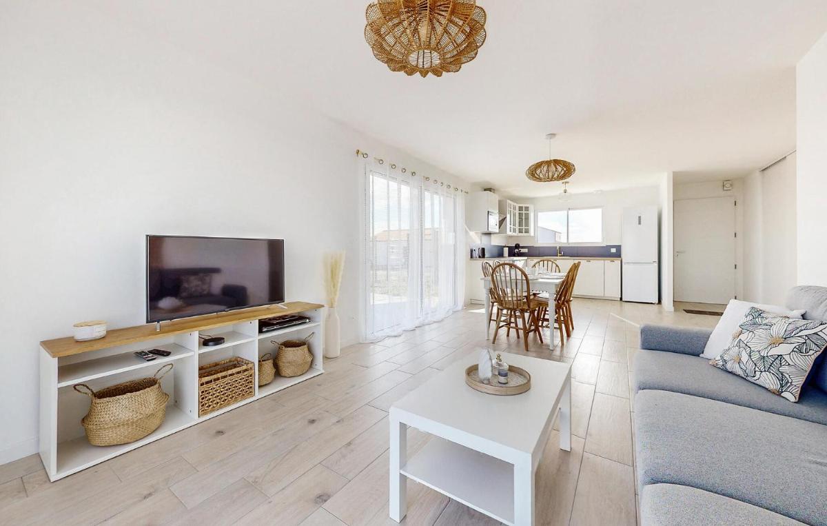Gorgeous Home In Les Magnils-Reigniers With Wifi - Housity