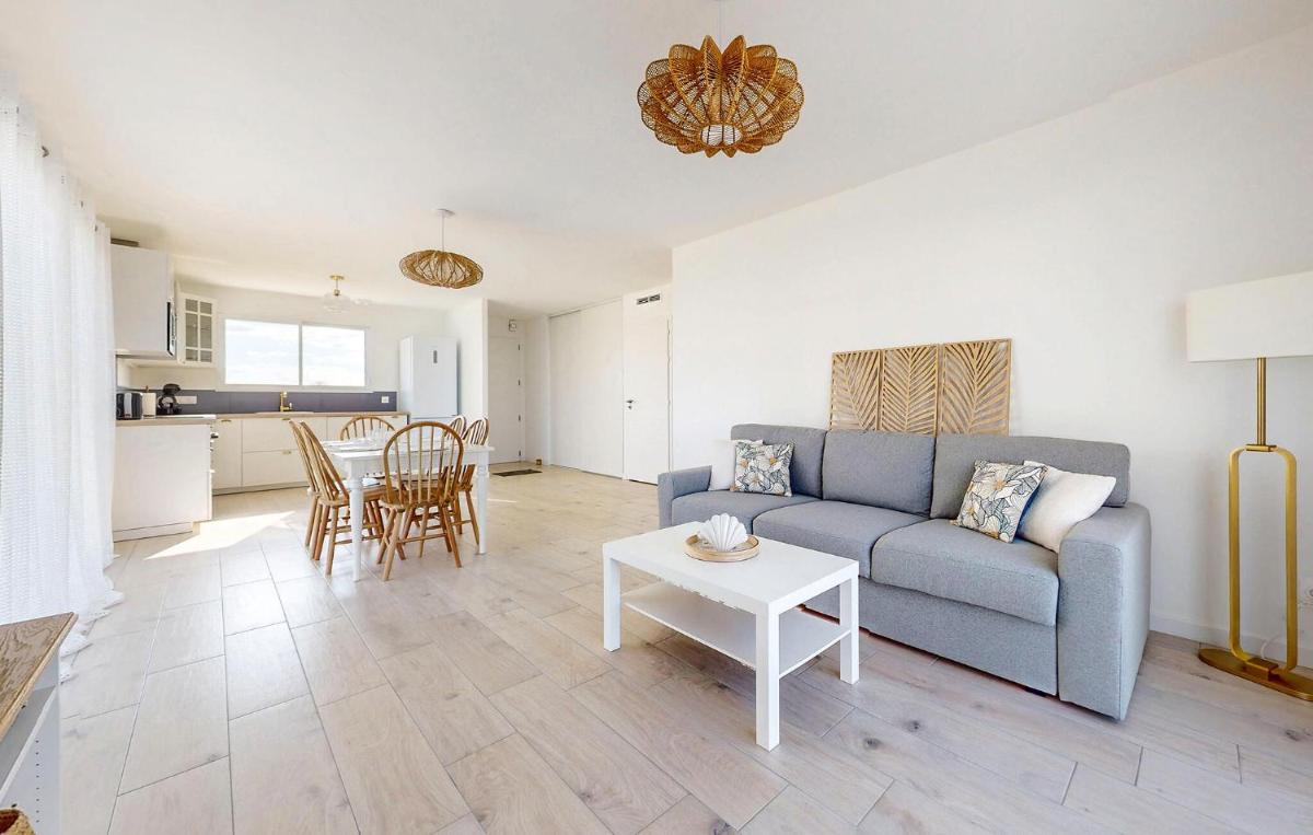 Gorgeous Home In Les Magnils-Reigniers With Wifi - Housity
