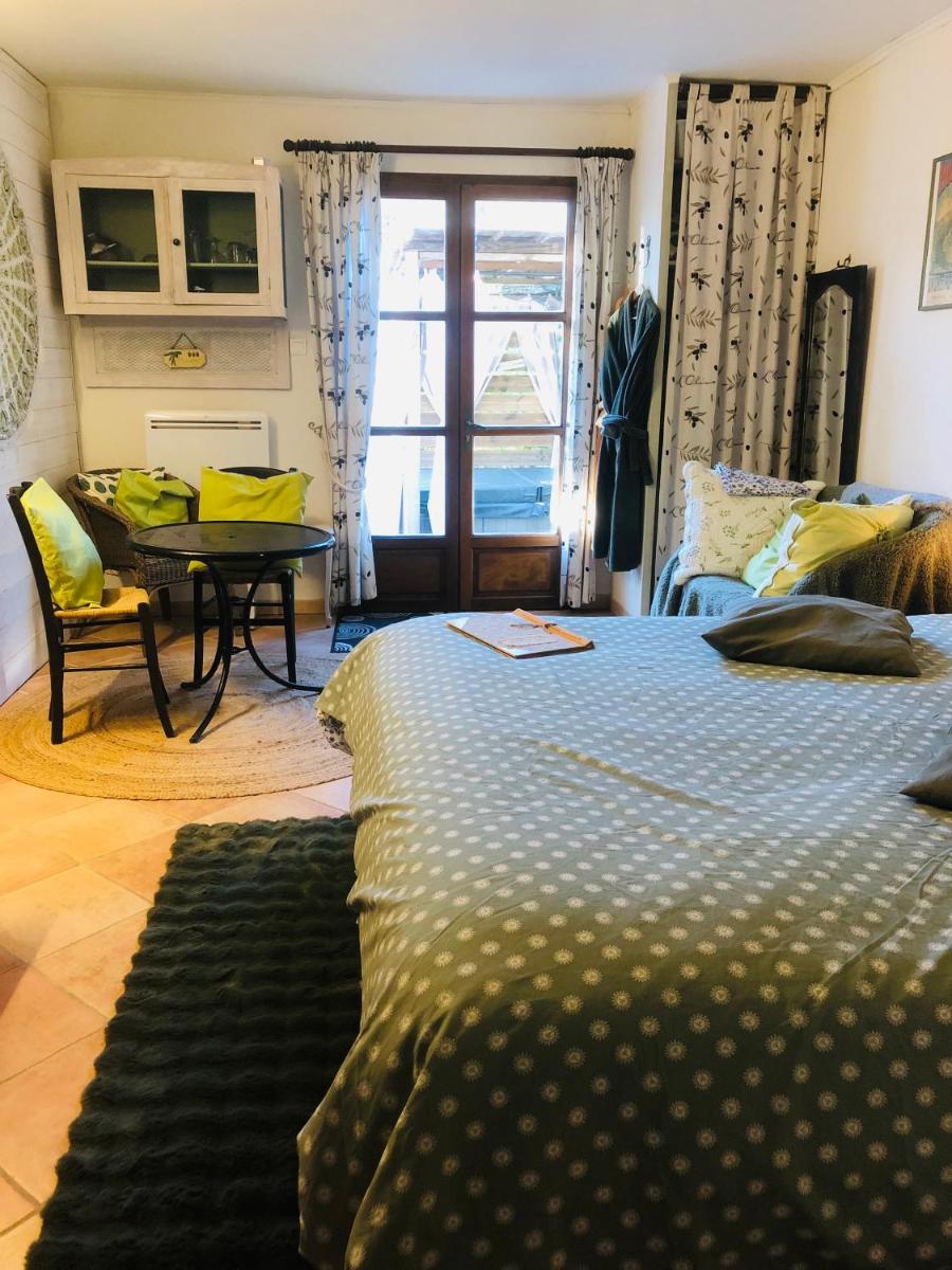 l'Oustaou B&B Piscine & Spa - Housity
