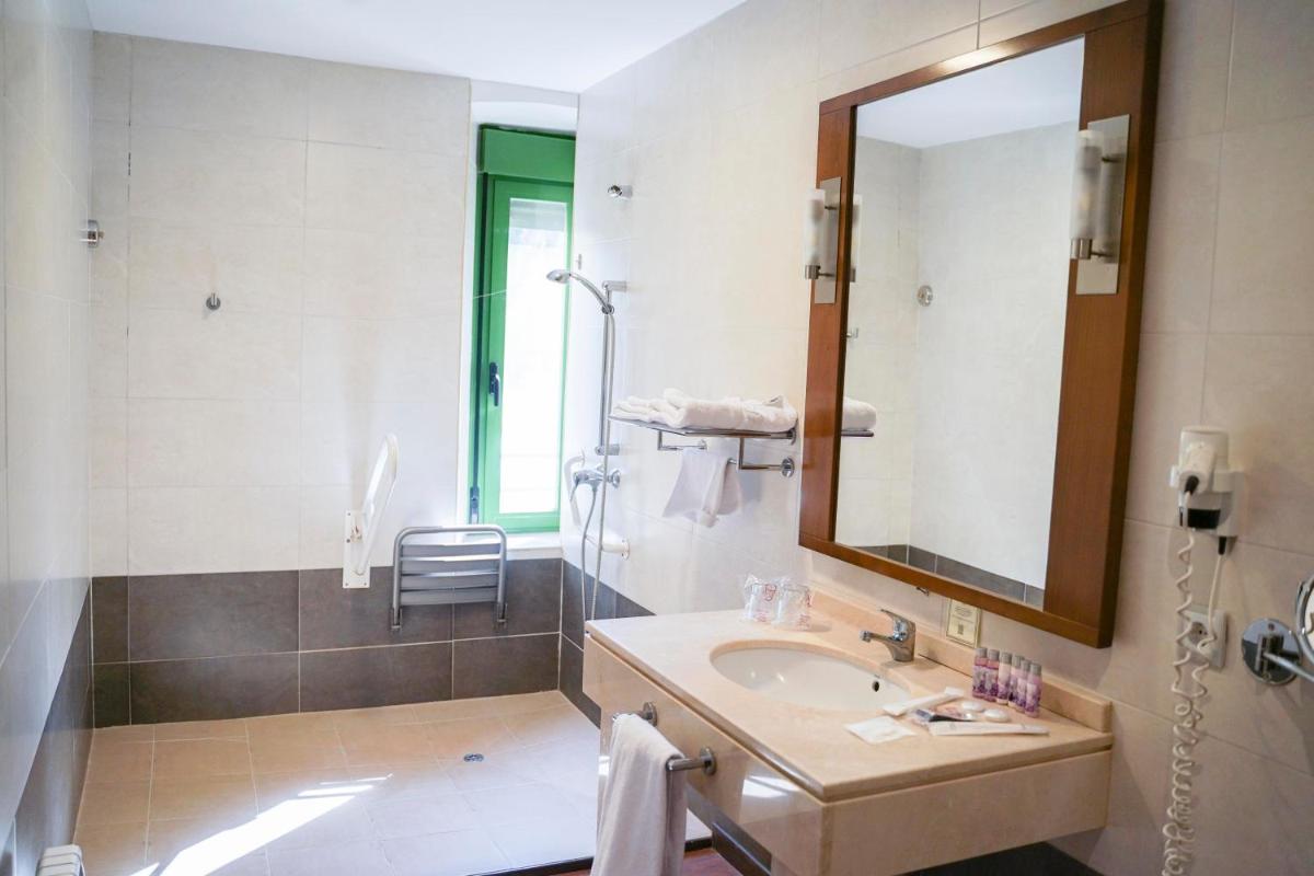 Un baño de Salugral Termal Resort