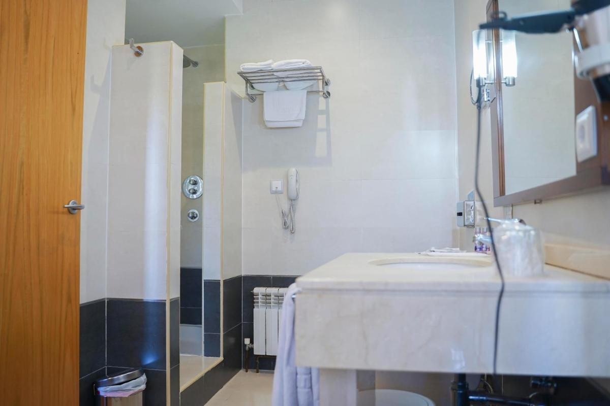 Un baño de Salugral Termal Resort