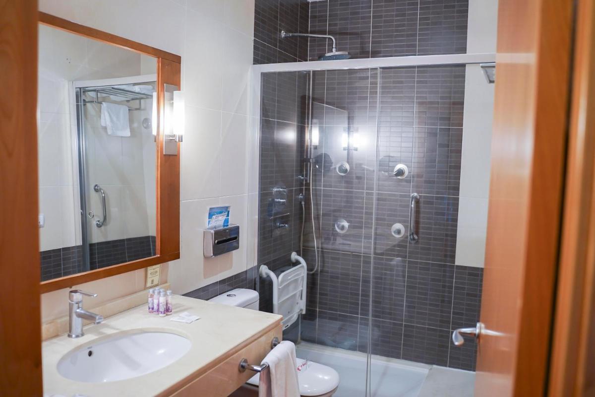 Un baño de Salugral Termal Resort