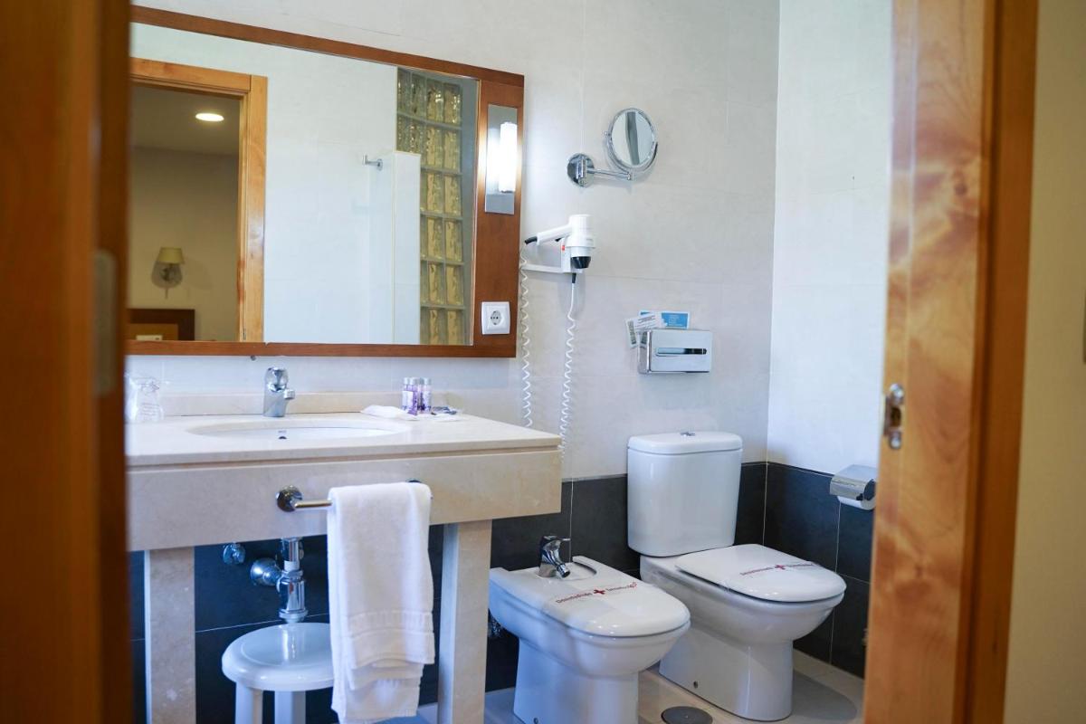 Un baño de Salugral Termal Resort