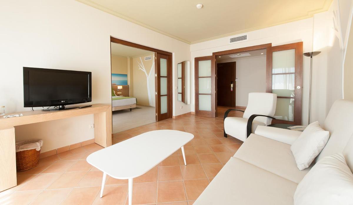 Una televisión o centro de entretenimiento en TUI Blue Isla Cristina Palace - Adults Recommended