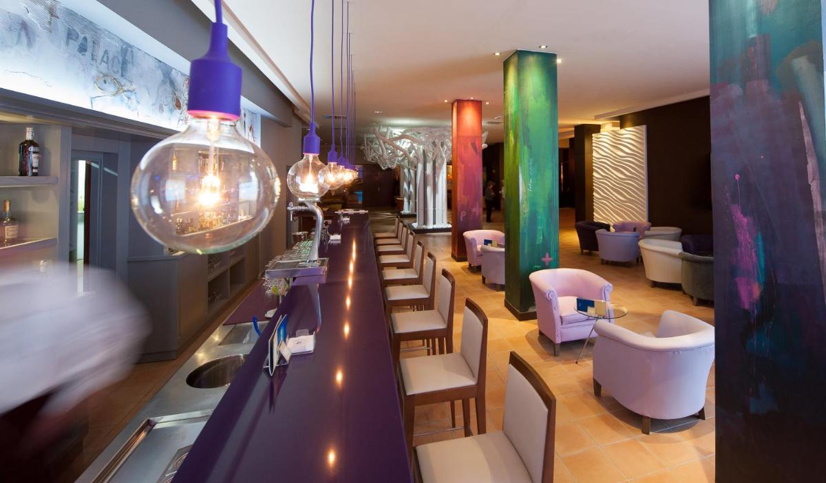 Un bar en un restaurante con sillas y una barra. en TUI Blue Isla Cristina Palace - Adults Recommended, en Isla Cristina