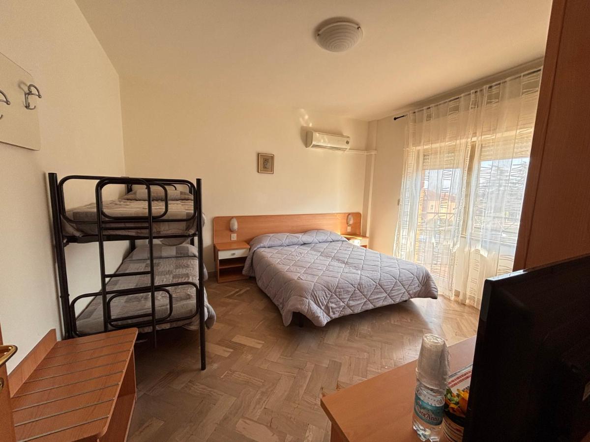 Hotel Crocenzi - Housity