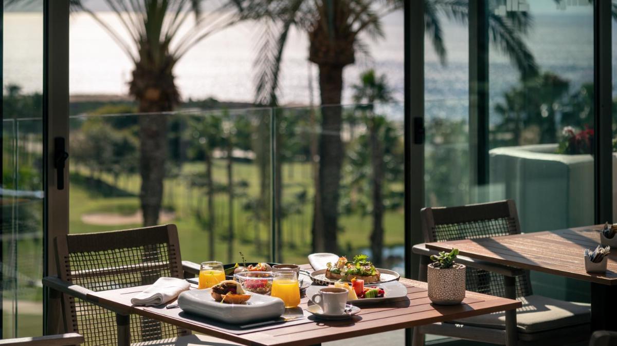 Comida en o cerca de este hotel