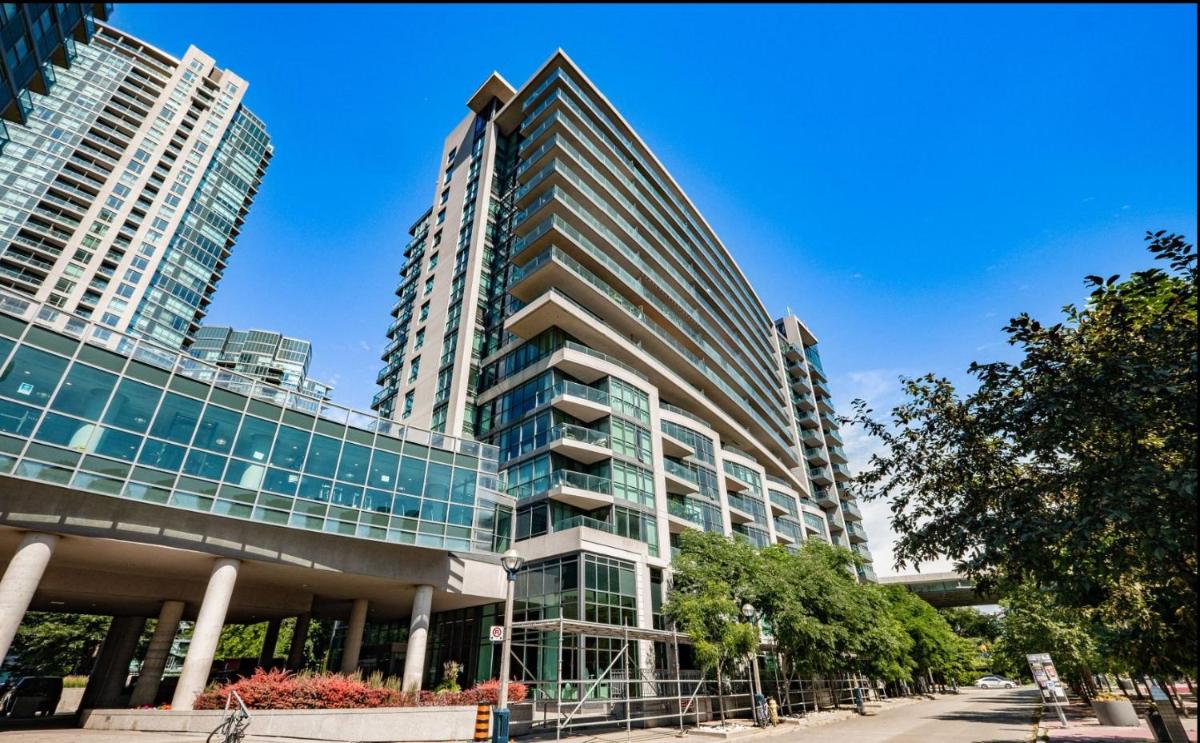 Luxury Downtown Condo with CN tower views, Pool Access, Gym,Free Parking upon request at booking - Housity