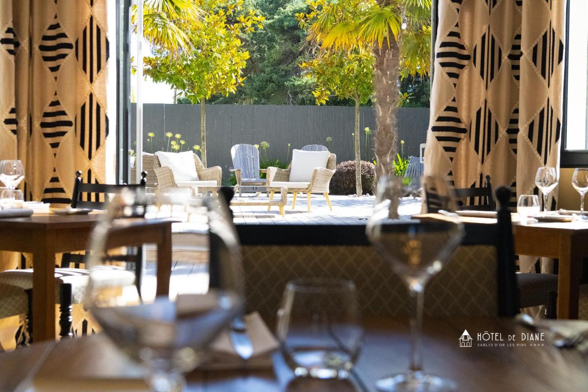 Restaurant ou autre lieu de restauration dans l'établissement Hotel De Diane