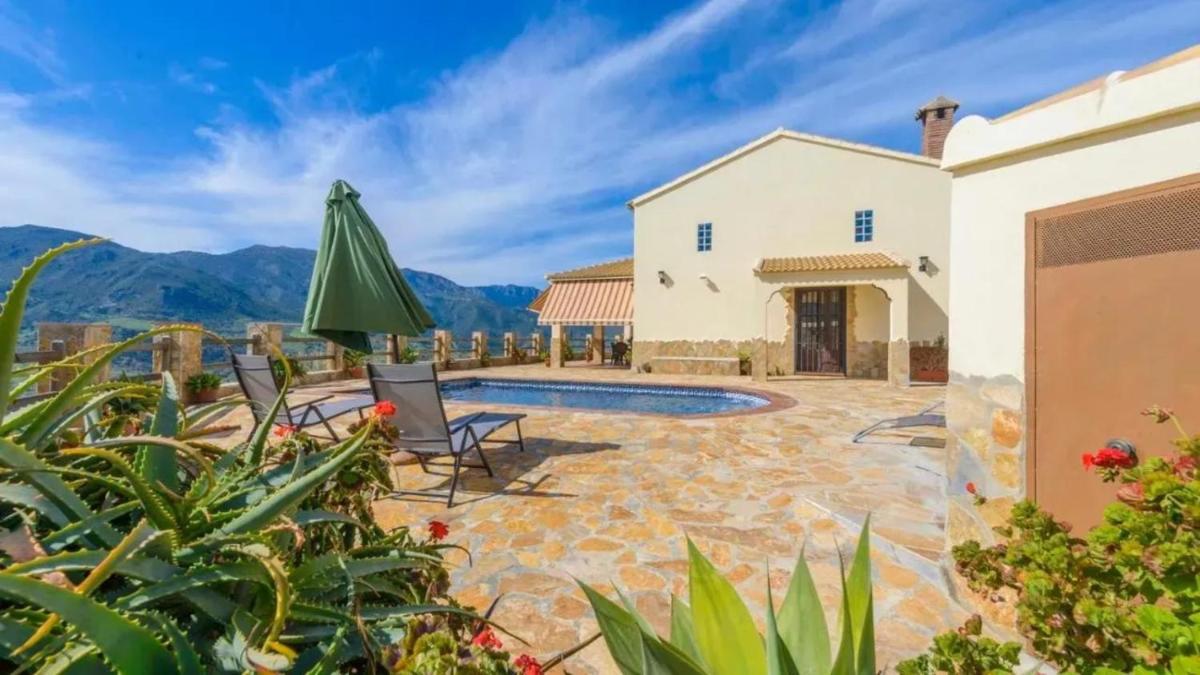 Comfortable Chalet in El Gastor with Private Pool - Housity