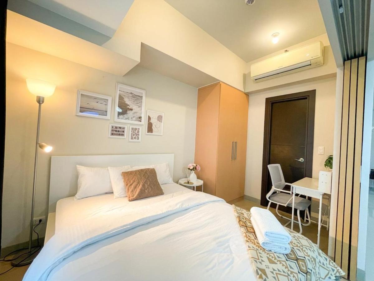 Elegant Bgc Condo Across Mitsukoshi Mall #upt27p - Housity