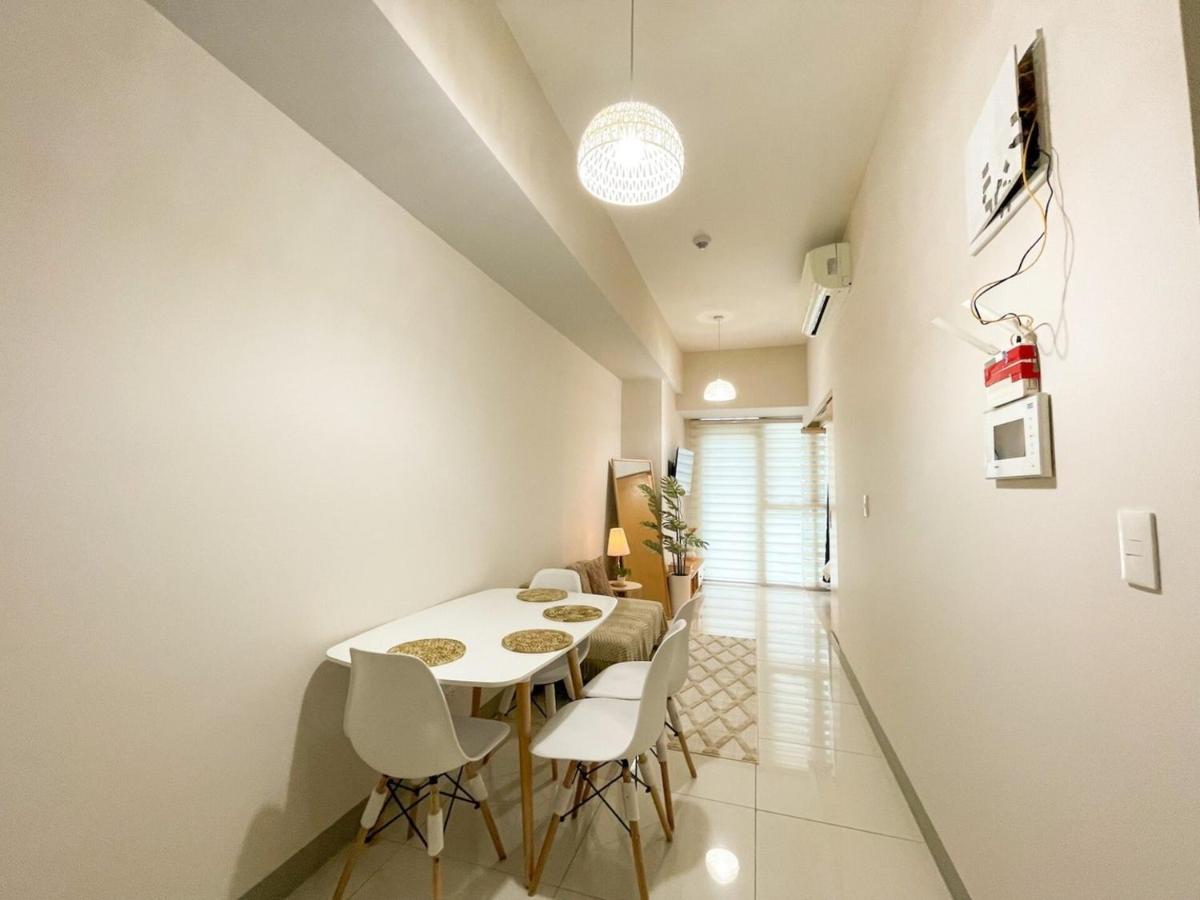Elegant Bgc Condo Across Mitsukoshi Mall #upt27p - Housity