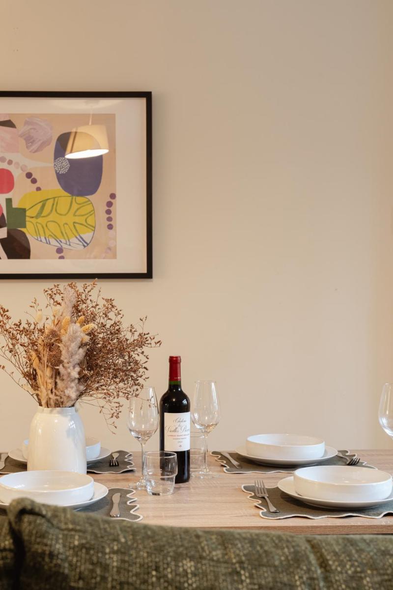 Duplex Redhill town centre apartment by Livingo Stays - Housity