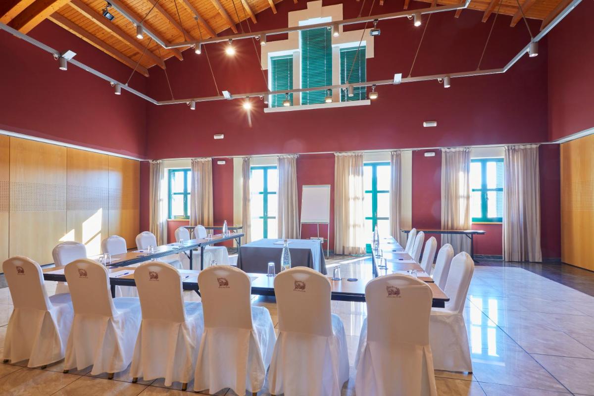 Zona business o sala de conferencias en 1881 Hotel Balneario Vichy Catalan