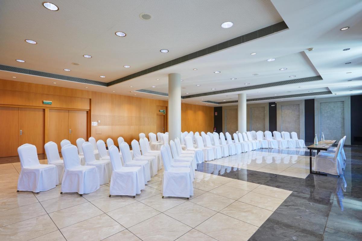 Una sala de conferencias con sillas blancas y una mesa. en 1881 Hotel Balneario Vichy Catalan, en Caldes de Malavella 137 fotos más
