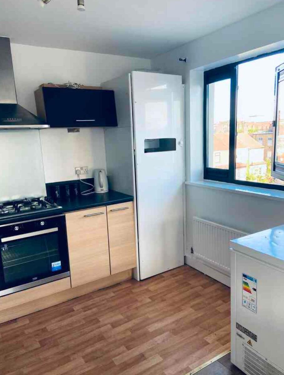 Alba Bally, 2 Bed Flat, by Grays Station - Housity