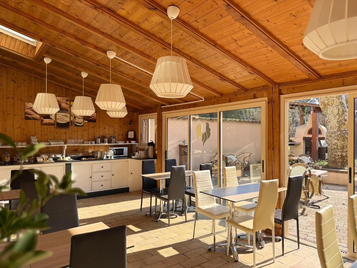 une cuisine et une salle à manger avec une table et des chaises dans l'établissement Hôtel Au Coq Dort Spa, à Châtillon-sur-Chalaronne