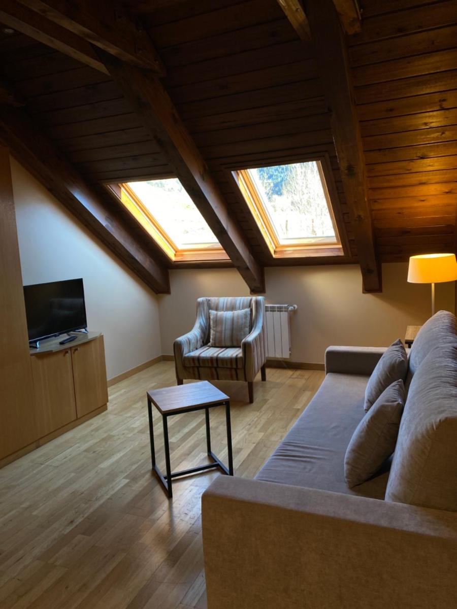 Una televisión o centro de entretenimiento en Aparthotel Siente Boí & SPA