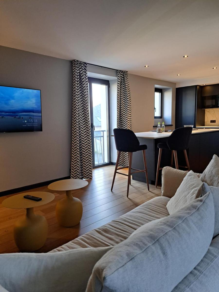 Télévision ou salle de divertissement dans l'établissement Brit Hotel Les Voyageurs
