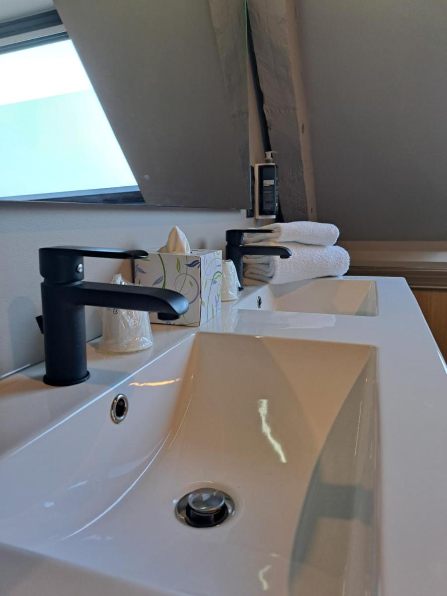 Salle de bains dans l'établissement Brit Hotel Les Voyageurs
