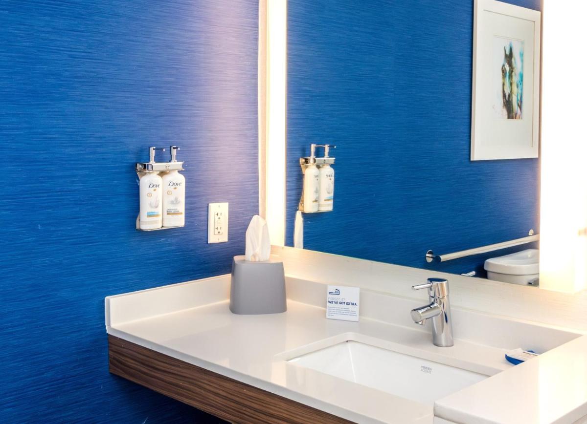 Holiday Inn Express & Suites Downtown Louisville, an IHG Hotel - Housity