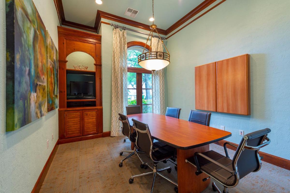 Luxury Fully Furnished Apartments by NASA and Kemah Boardwalk - Housity