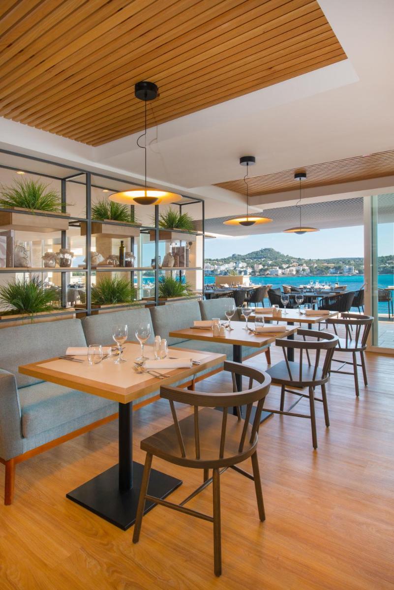 Un restaurante o sitio para comer en Iberostar Selection Jardín del Sol Suites - Adults Only