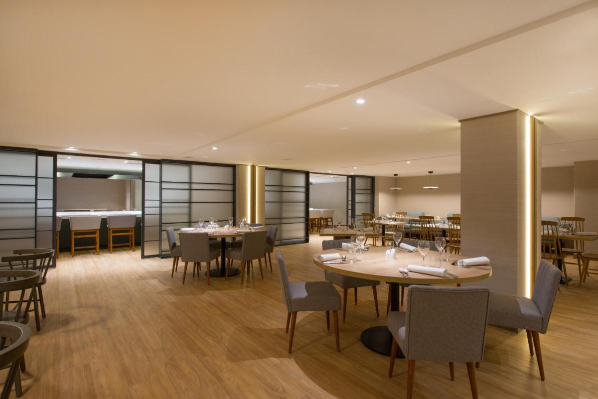 Un restaurante o sitio para comer en Iberostar Selection Jardín del Sol Suites - Adults Only