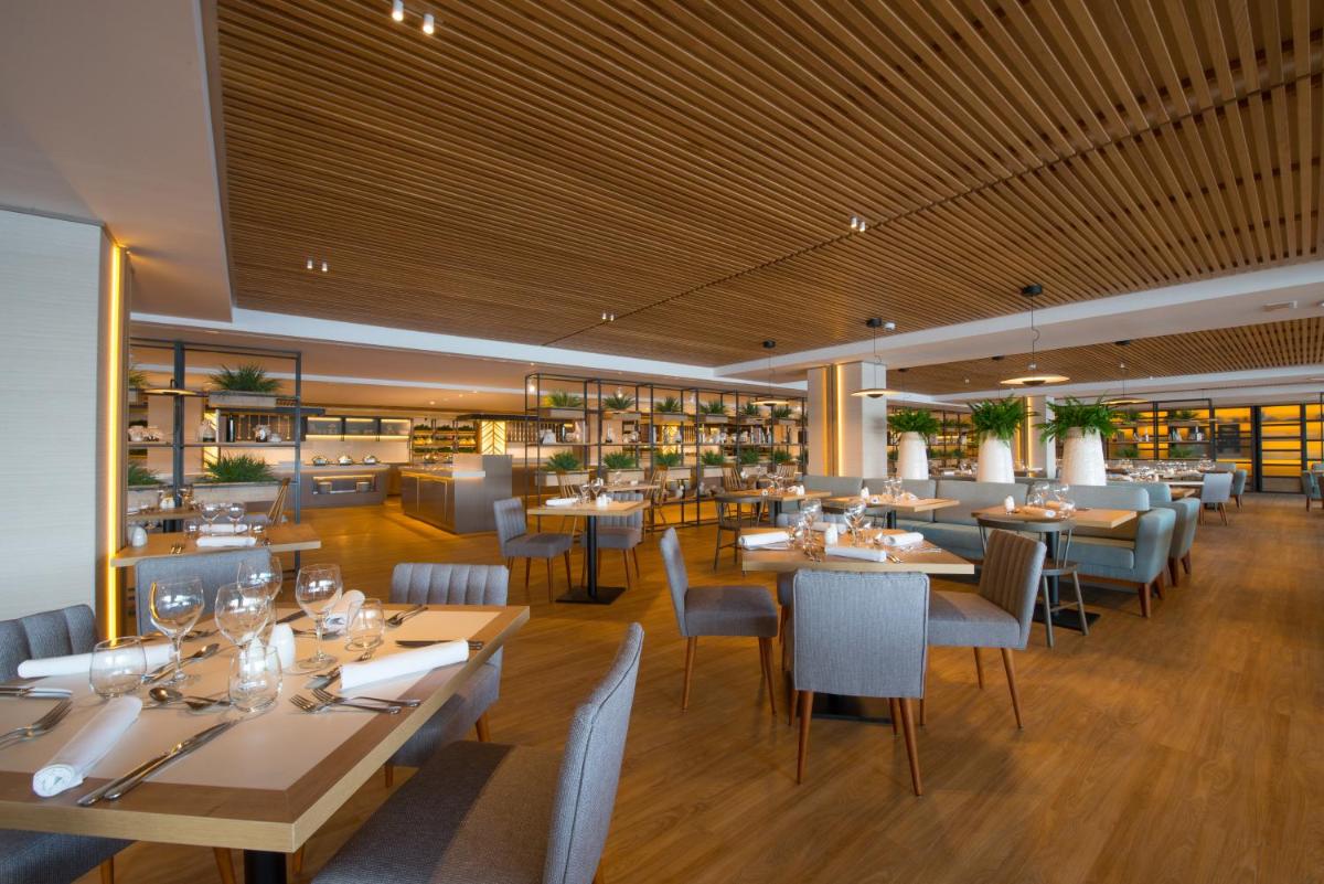 Un restaurante o sitio para comer en Iberostar Selection Jardín del Sol Suites - Adults Only
