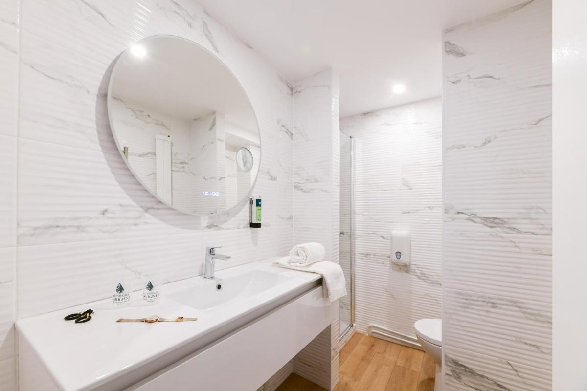 Salle de bains dans l'établissement Logis Thermal