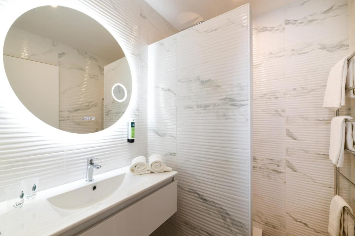 Salle de bains dans l'établissement Logis Thermal