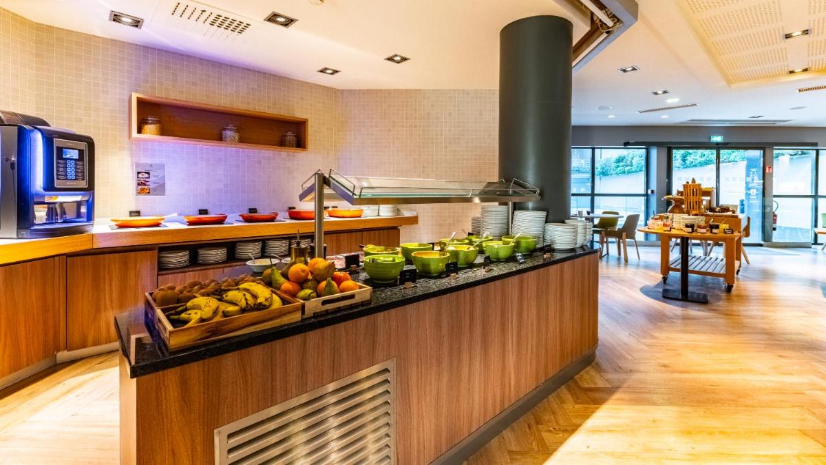 - une cuisine avec un plateau de fruits sur un comptoir dans l'établissement Holiday Inn Dijon Toison D'or by IHG, à Dijon