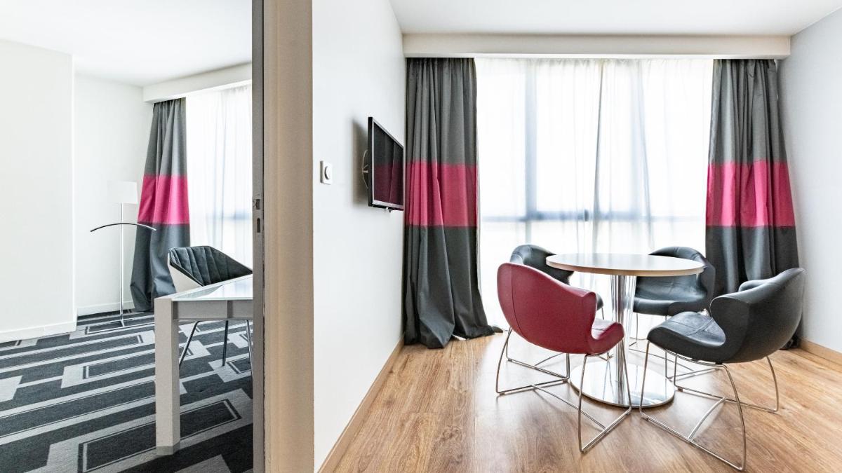 Coin salon dans l'établissement Holiday Inn Dijon Toison D'or by IHG