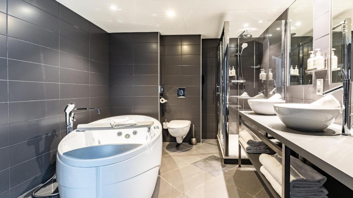 Salle de bains dans l'établissement Holiday Inn Dijon Toison D'or by IHG