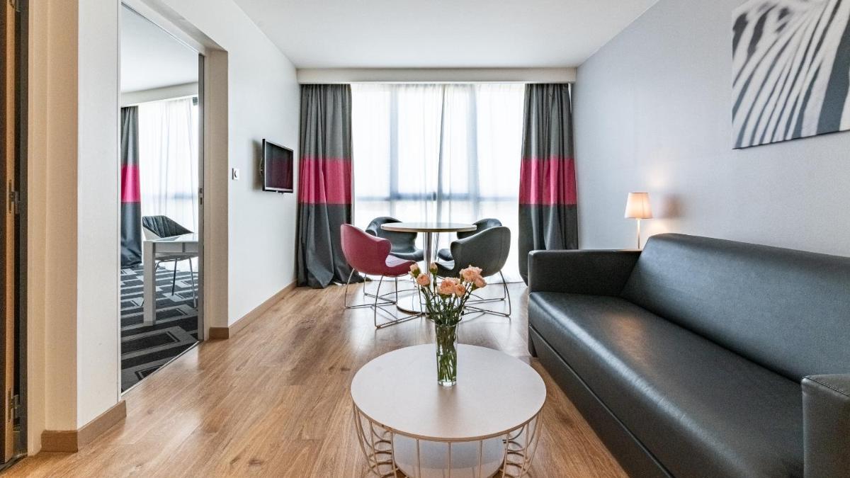 Coin salon dans l'établissement Holiday Inn Dijon Toison D'or by IHG