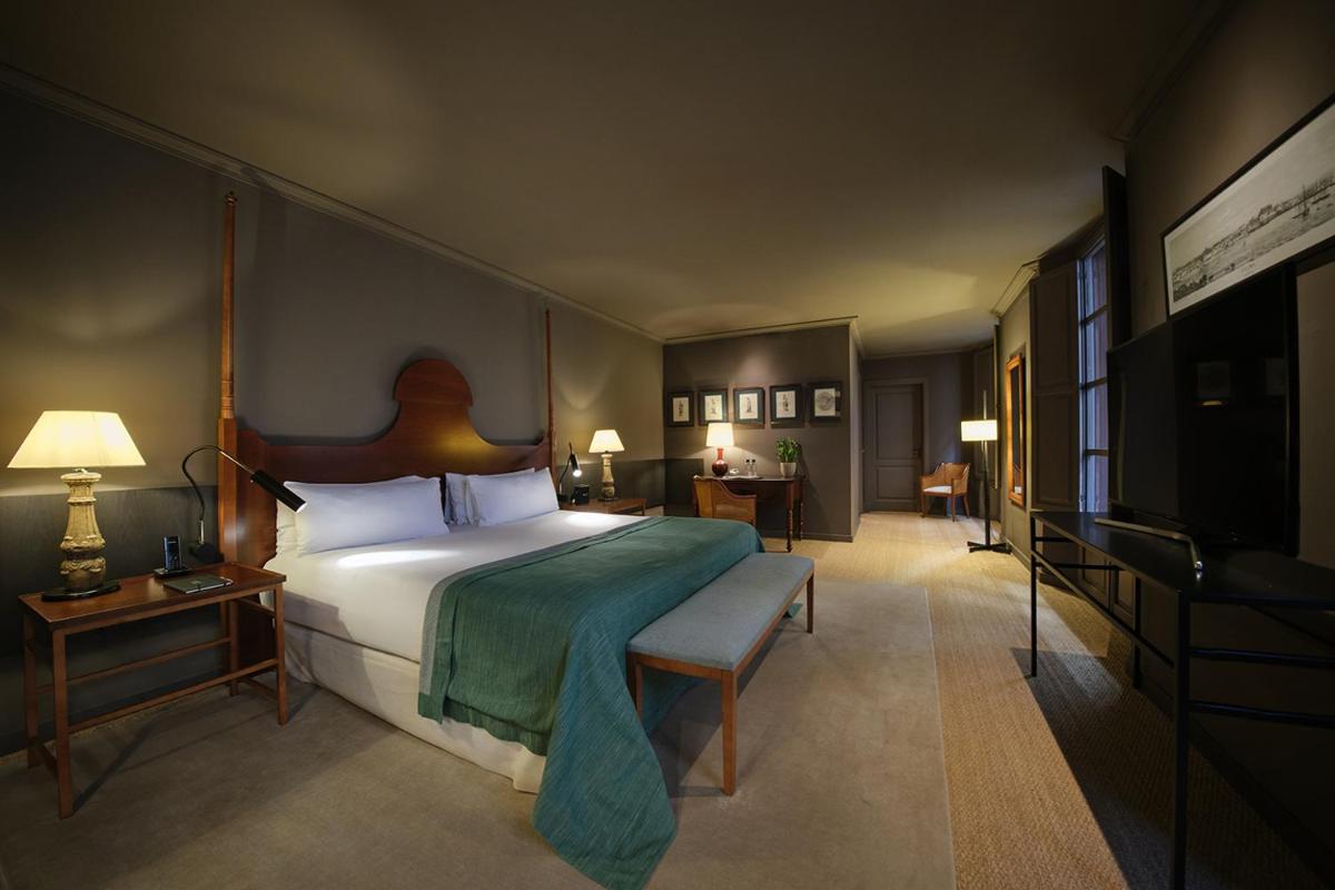 una habitación de hotel con una cama y un televisor en Hotel Can Cera, en Palma de Mallorca