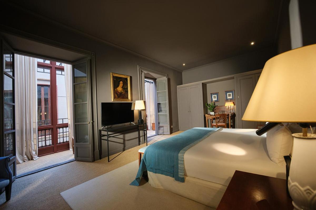 Una televisión o centro de entretenimiento en Hotel Can Cera