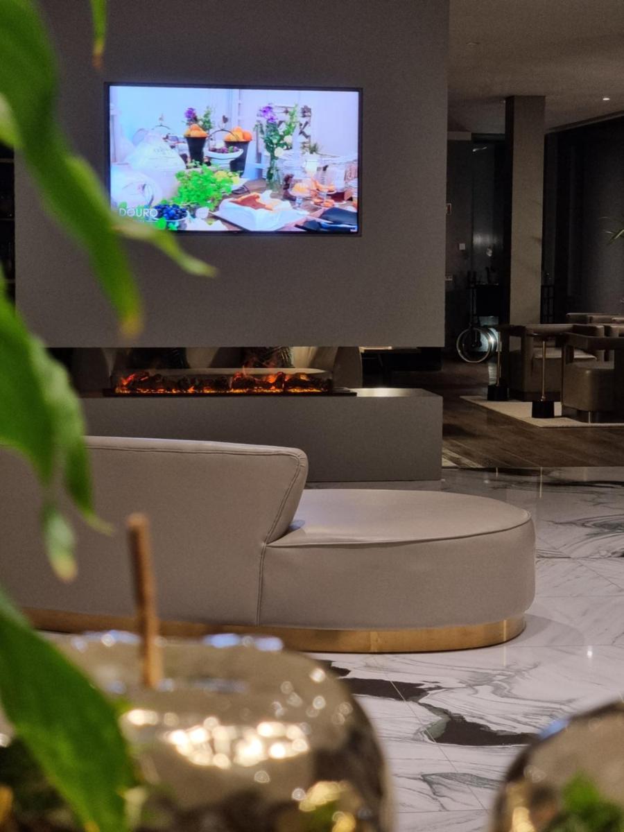 Uma televisão e/ou sistema de entretenimento em DS Hotel Lusopark