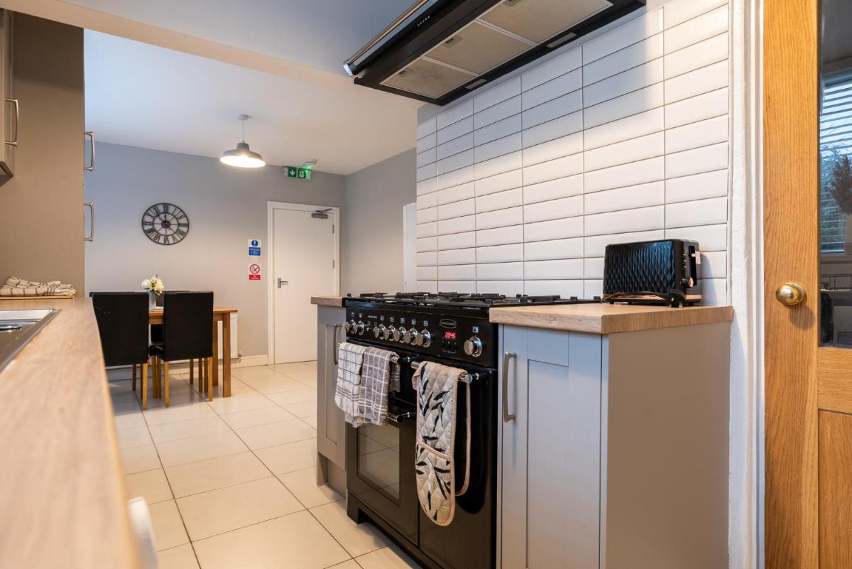 Airfield Manor - Housity