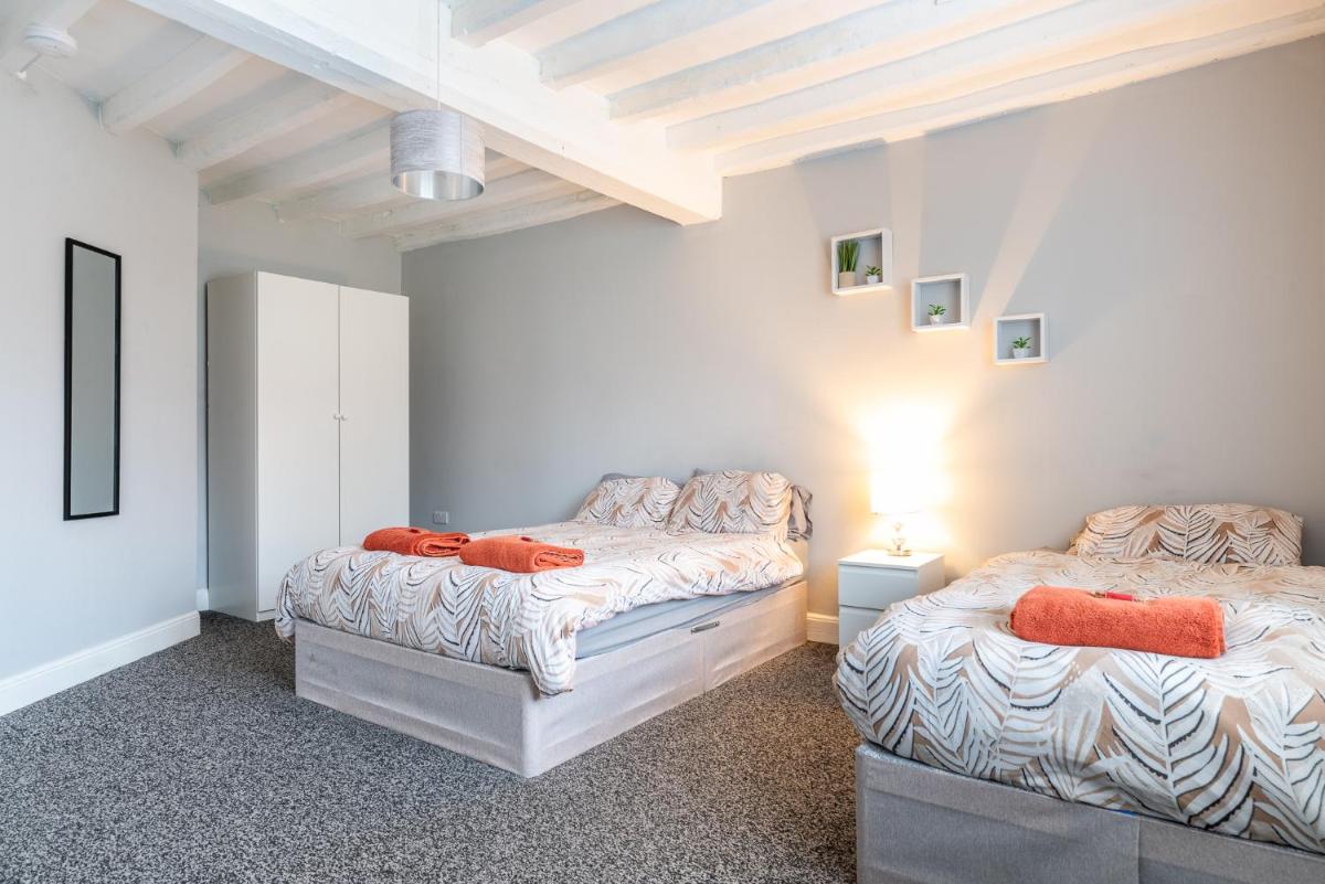 Airfield Manor - Housity